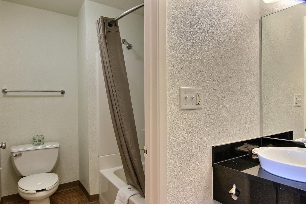 Standard Queen Room,1214266642:JPEG